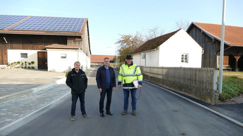 Daniel Wendl, Firma Pritsch, Bürgermeister Johann Grau und Hubert Karl, Ingenieurbüro Ferstl (von links), bei der Abnahme der Straße