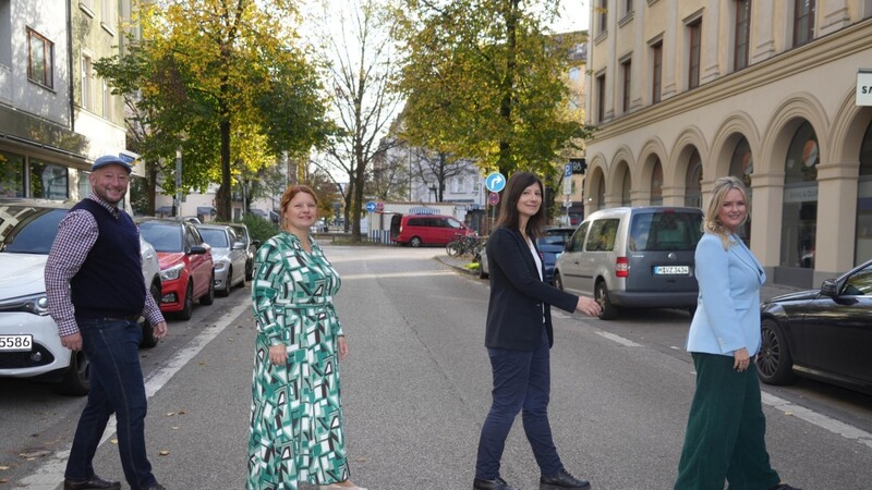 Ein gemeinsames grün-rotes Herzensprojekt: Die Weißenburger Straße soll Fußgängerzone werden. Hier proben vor ein paar Monaten schon mal (v.l.) Andreas Schuster (SPD), Gudrun Lux (Grüne), Anne Hübner (SPD) und Mona Fuchs (Grüne).