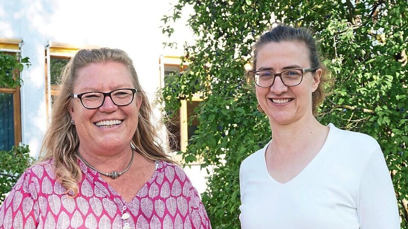 Rektorin Claudia Gulden (links) und Konrektorin Karin Holzmann setzen auf ein gutes Miteinander an der Grundschule Wörth-Wiesent.