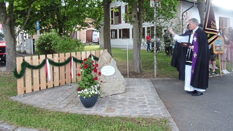 Pfarrer Josef Pöschl segnet am Samstag die Gedenksteinanlage beim Gerätehaus der FFW.