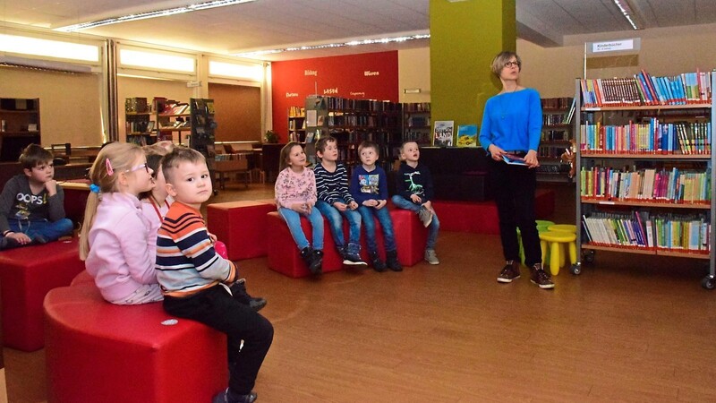 Sehr beliebt bei den Kindergartenkindern: das Bilderbuch-Kino in der Stadtbücherei mit Leiterin Monika Schmidtler.