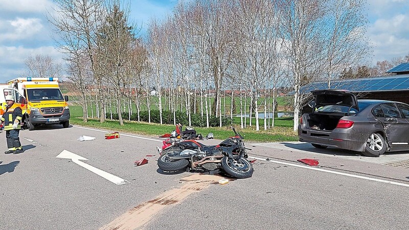 Der BMW-Fahrer blieb unverletzt, der Motorradfahrer wurde in eine Klinik geflogen.