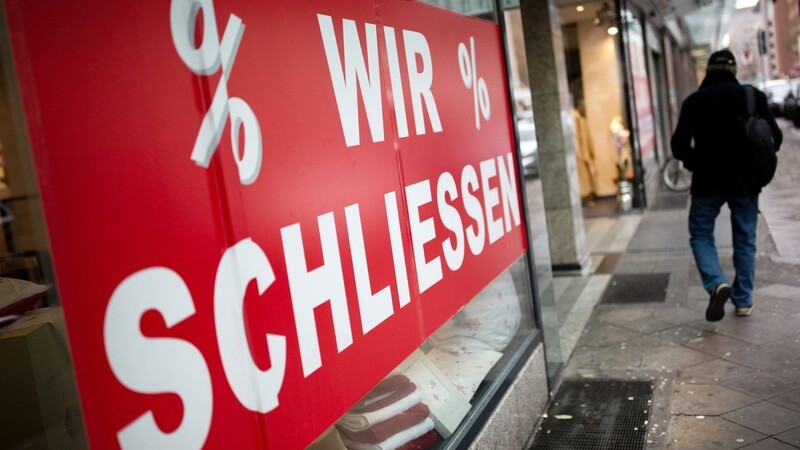 Der Schriftzug "Wir schliessen" steht am Schaufenster eines Geschäftes.Im Juli 2020 haben weniger Unternehmen in Bayern Insolvenz angemeldet. Das liegt jedoch auch an einer Regelung, die die Folgen der Corona-Pandemie abmildern soll.