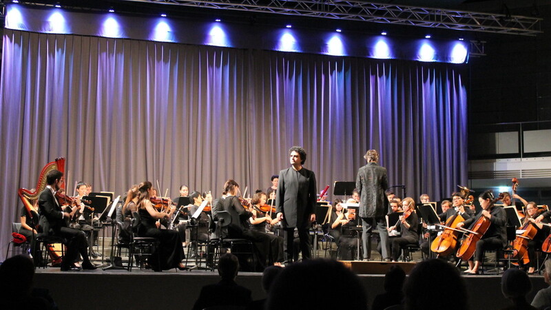 Haben dem Publikum einen grandiosen Abend beschert: Rolando Villazón und die Salzburger Philharmonie mit Dirigentin Elisabeth Fuchs.