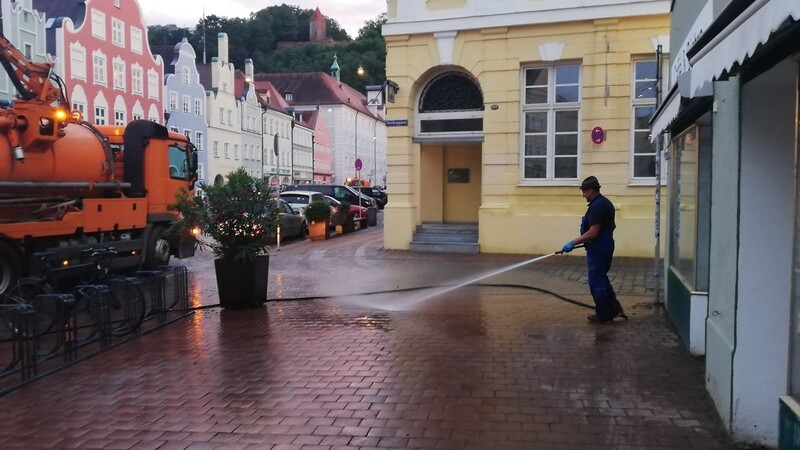Reinigungsarbeiten in der Neustadt nach den Überschwemmungen vom Dienstag.