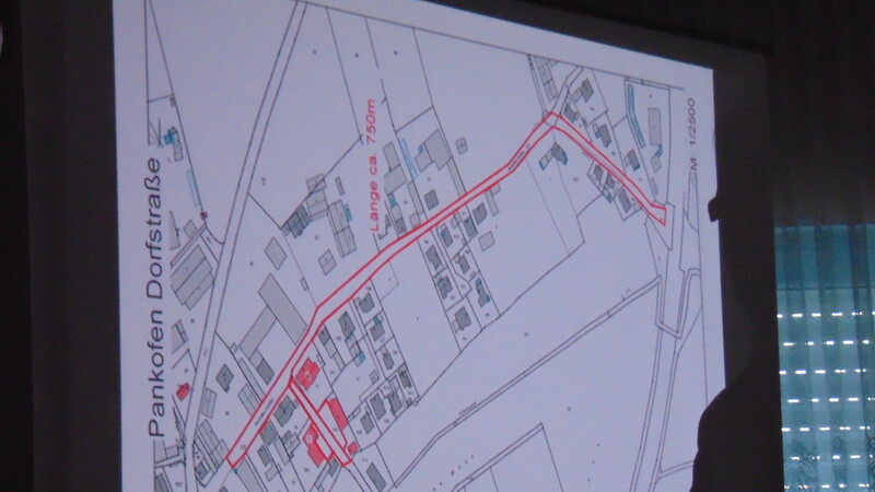 Die rotumrandeten Bereiche, auch seitlich der Dorfstraße, sollen saniert werden, berichtete zweiter Bürgermeister Hans Schmalhofer.