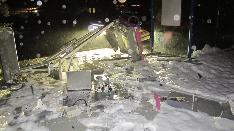 In Rossbach wurde eine Telefonzelle gesprengt. Die Polizei bittet die Bevölkerung um Hilfe.