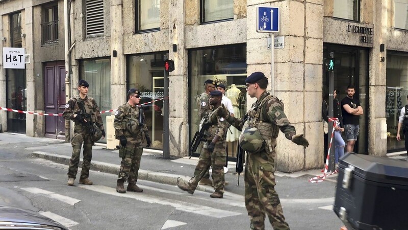 Soldaten der frazösischen Anti-Terror-Einheit sichern das Gebiet um den Ort der Explosion ab.