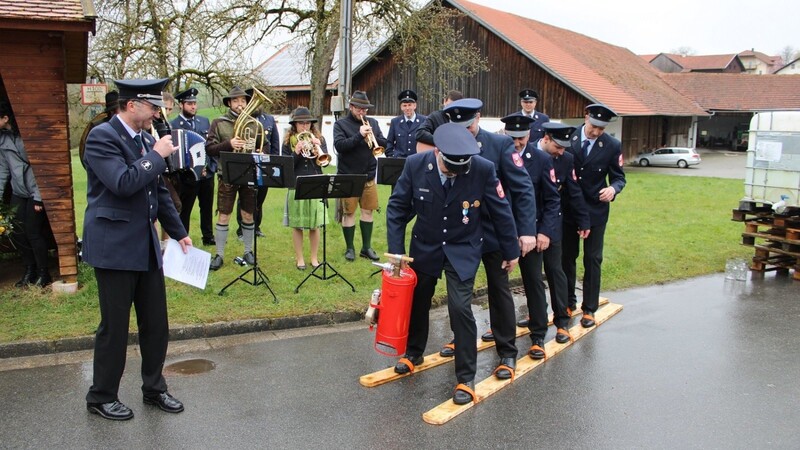 Der zweite Kommandant der Feuerwehr Obergoßzell Martin Trinkerl (links) lotst den Festausschuss im Gleichschritt.