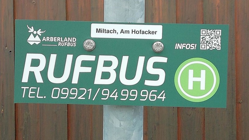 Die Rufbushaltestelle in Miltach "Am Hofacker".
