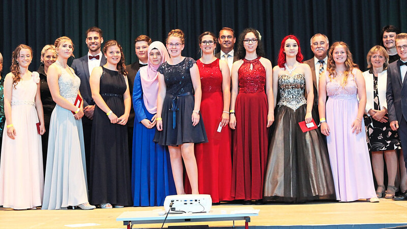 Die besten Absolventen der Mittelschule Rottenburg-Hohenthann wurden von Schulleitung, Klassenleitern und Ehrengästen ausgezeichnet.