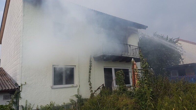 Im Wallersdorfer Ortsteil Haidlfing brannte am Sonntag ein Wohnhaus. Offenbar hatte sich die Ex-Frau des Besitzers ins Haus geschlichen und dort Feuer gelegt.