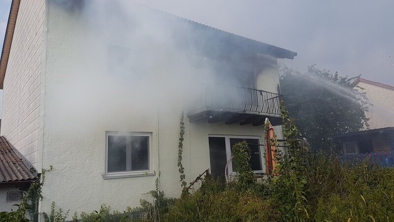 Im Wallersdorfer Ortsteil Haidlfing brannte am Sonntag ein Wohnhaus. Offenbar hatte sich die Ex-Frau des Besitzers ins Haus geschlichen und dort Feuer gelegt.