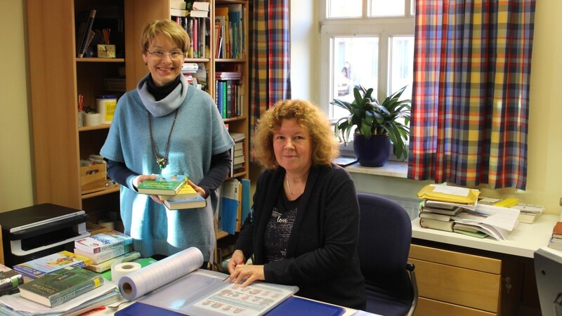 Johanna Englmeier (li.) und Christine Völkl freuen sich über neuen Lesestoff für die Bücherei. Derzeit werden die Bücher noch eingebunden.