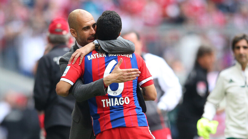 Pflegen ein gutes Verhältnis: Pep Guardiola (l.) und Thiago.