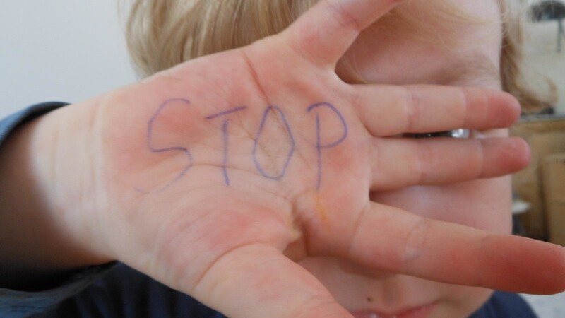 Stop! Kinder sind die Schwächsten und werden leicht Opfer. Also braucht es aufmerksame Erwachsene und gute Konzepte zur Prävention für ihren Schutz.