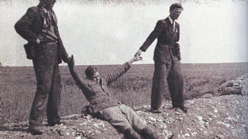 Grausamer Augenblick: Ein noch lebender Wehrmachtssoldat wird in ein Massengrab geworfen.