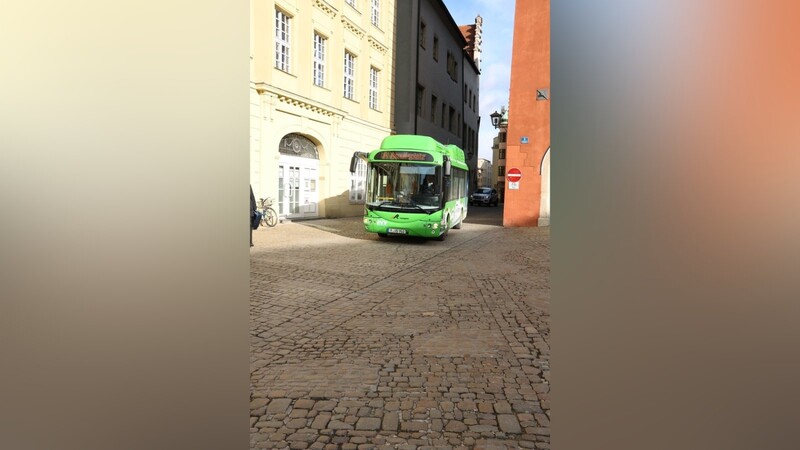 Regensburgs Altstadtbusse zu 100 Prozent mit Ökostrom betrieben.