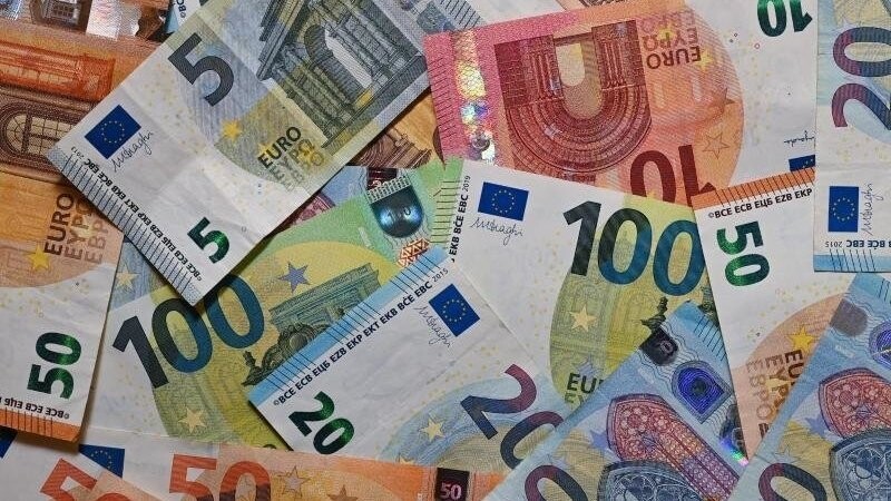 Zahlreiche Eurobanknoten liegen aufeinander.