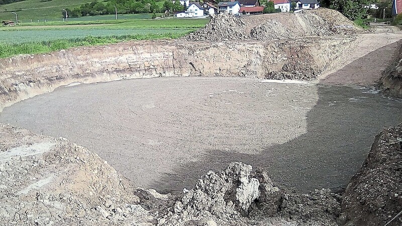 In die Sohle des geplanten Rückhaltebeckens in Hörmannsdorf wurden die Fundamente eingebaut.