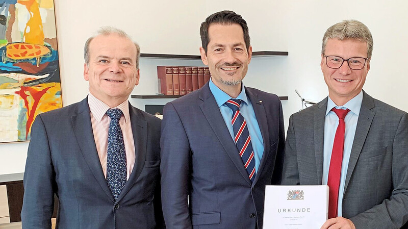 Neue Ära an der Spitze der TUM: Wissenschaftsminister Bernd Sibler (r.) und Rolf-Dieter Jungk, Amtschef im Wissenschaftsministerium, ernannten Thomas F. Hofmann (M.) zum neuen TUM-Präsidenten.