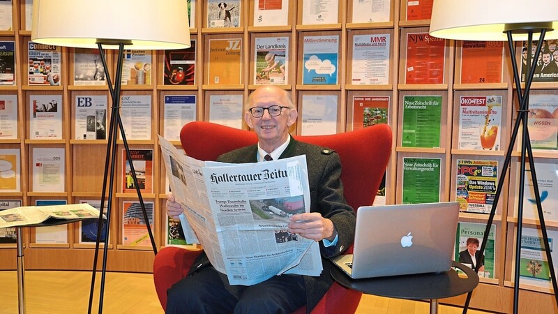 In der Landtagsbibliothek vertieft sich Hubert Faltermeier gerne in die Lektüre der  Hallertauer Zeitung , um sich über die Neuigkeiten in der Heimat auf dem Laufenden zu halten.
