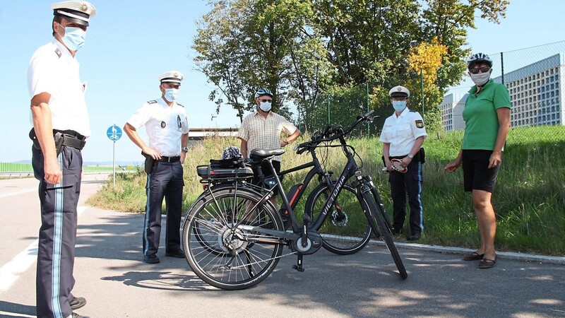 Kontrollierten am Dienstag E-Bikes und Pedelecs (von links) Polizeihauptkommissar Joachim Zisler, Erster Polizeihauptkommissar Bernhard Hager und Polizeihauptmeisterin Sabine Rasch.
