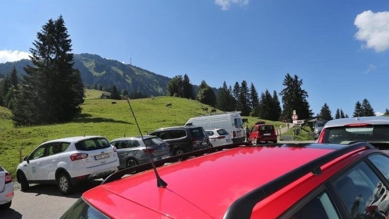 Belegter Wanderparkplatz in den Alpen.