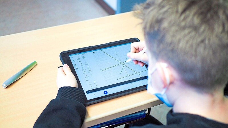 Ein Schüler überträgt in Geometrie auf dem Tablett die Geraden in das Koordinatensystem.
