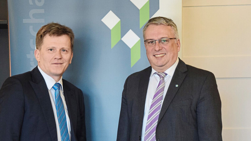Verbandsdirektor Hans Maier (links) und Günther Krailinger, Geschäftsführer der Straubinger Wohnungsbau-GmbH.