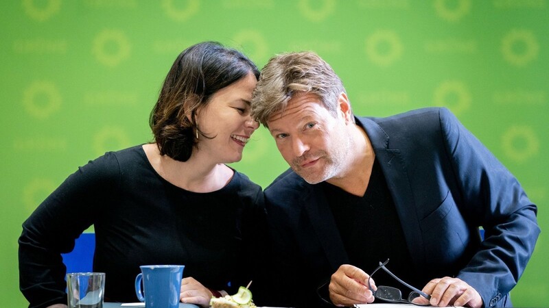 Annalena Baerbock und Robert Habeck (Archivfoto) werden am Samstag in Bielefeld aller Voraussicht nach als Bundesvorsitzende der Grünen wiedergewählt.