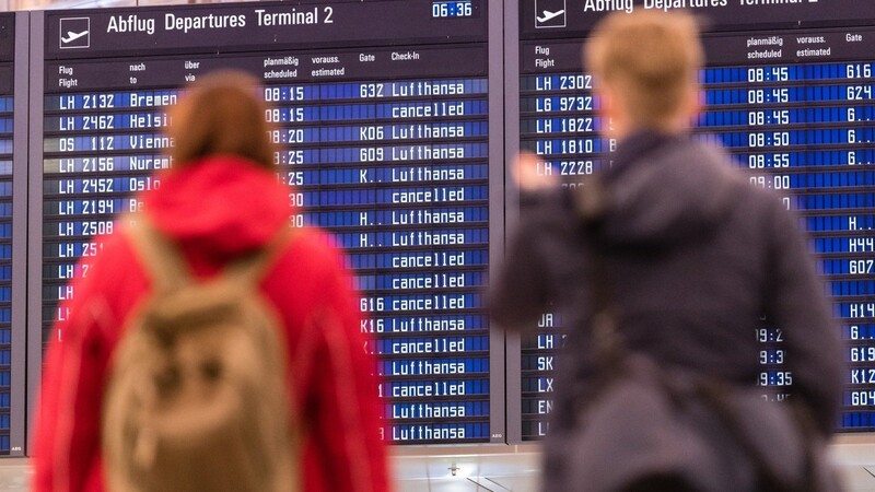 Die Kabinengewerkschaft Ufo will am Montag in Frankfurt bekannt geben, wie es im Tarifkonflikt mit der Lufthansa weitergeht. Ihr Streik hatte vergangene Woche zum Ausfall von mehr als 1.000 Flügen geführt.