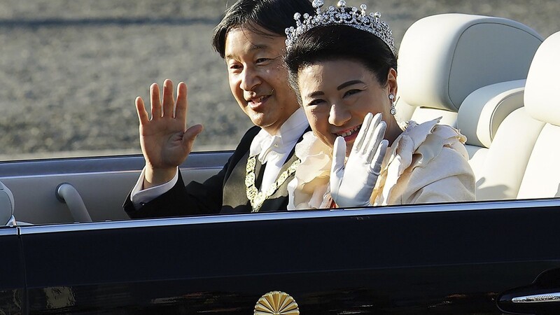 Kaiser Naruhito und Kaiserin Masako von Japan winken während der Parade zur Inthronisation. Am Donnerstag führt Naruhito in Tokio die Erntedank-Zeremonie durch und wird damit endgültig in die Reihen der Kaiser aufgenommen.