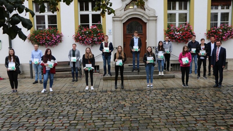Diese Einser-Absolventen aus dem Stadtbereich von Bad Kötzting wurden durch Bürgermeister Markus Hofmann und den Jugendbeauftragten der Stadt, Julian Preidl, ausgezeichnet.