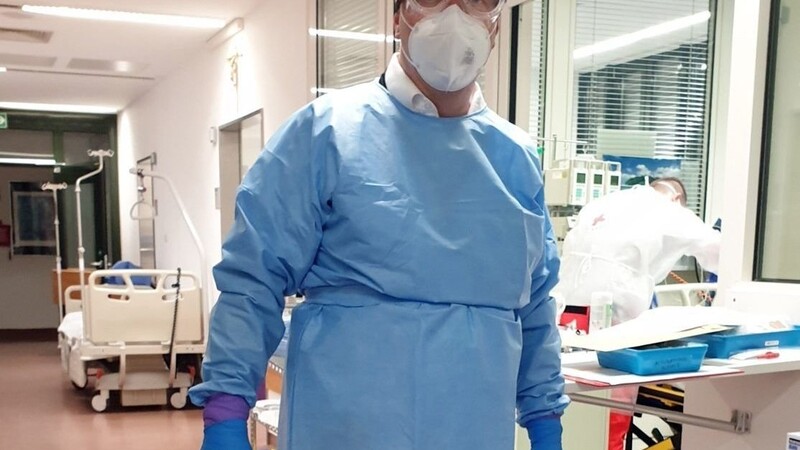 Der Ärztliche Leiter Krankenhauskoordination, Jürgen Königer, bei der Verlegung einer Patientin.