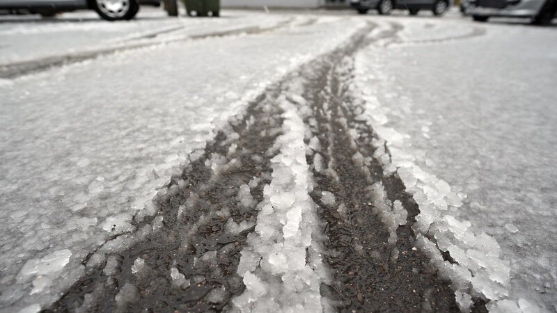 Spuren im Schnee lassen auf den Ablauf eines Unfalls schließen.