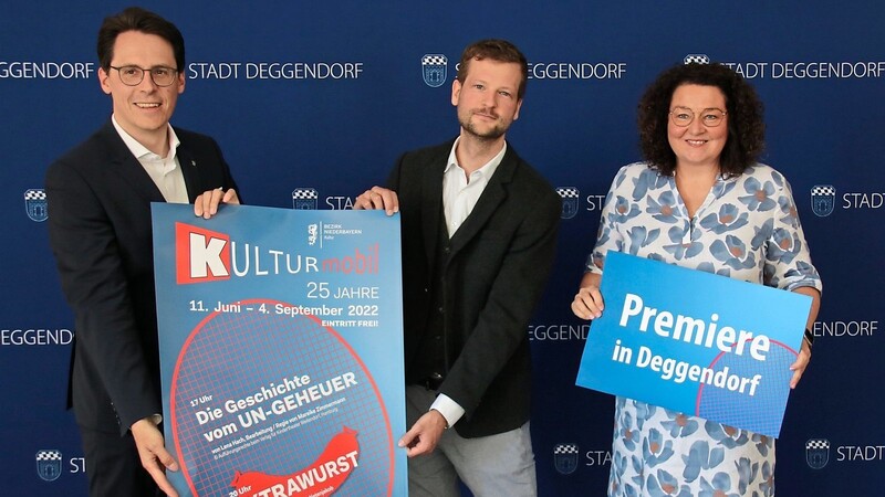 Freuen sich, dass das Kulturmobil nach Deggendorf kommt: (v. l.) Oberbürgermeister Dr. Christian Moser, Intendant Dr. Laurenz Schulz und Kulturamts-Leiterin Sabine Saxinger.