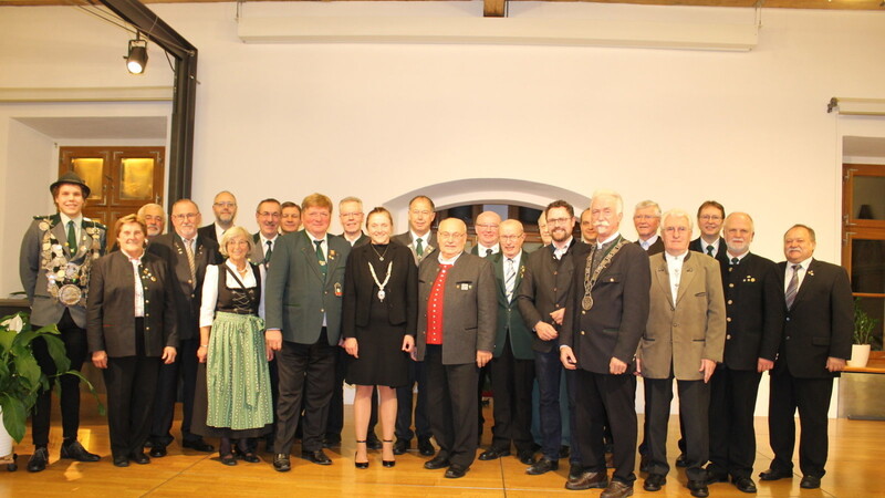 Im Chamer Rathaus gaben sich beim Empfang am Samstag hochrangige Vertreter des Schützenwesens aus ganz Deutschland ein Stelldichein.