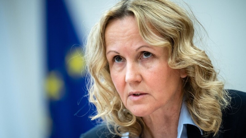 Bundesumweltministerin Steffi Lemke (Grüne) ermahnt Supermärkte, die versuchen beim Plastiktüten-Verbot zu tricksen.