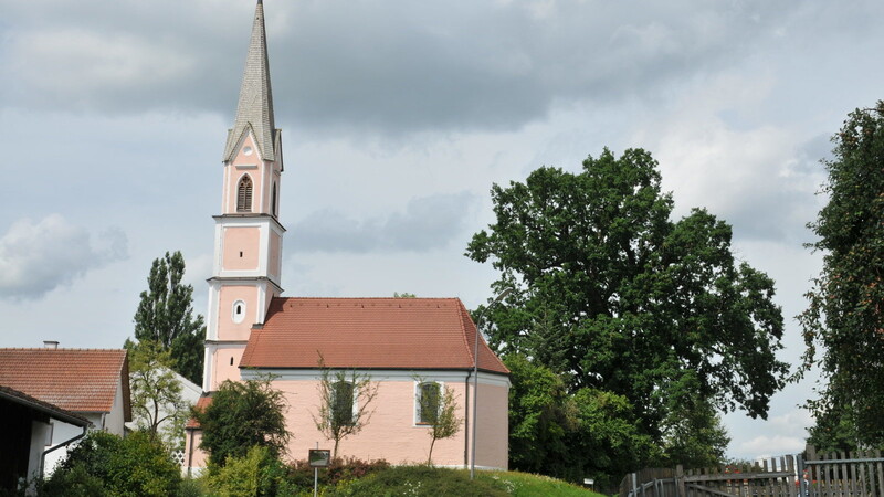 Einen Blickfang im kleinen Ort stellt das spätgotische, rosafarbene Kircherl aus dem 15. Jahrhundert dar. Daneben auf der Hügel steht eine Stil-Eiche.