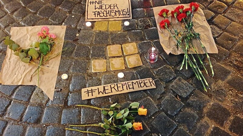 Alle bisher verlegten Stolpersteine waren mit Plakaten und Blumen zur Erinnerung an die jüdischen Landshuter Bürgerinnen und Bürger und an die Verbrechen des NS-Faschismus geschmückt worden.