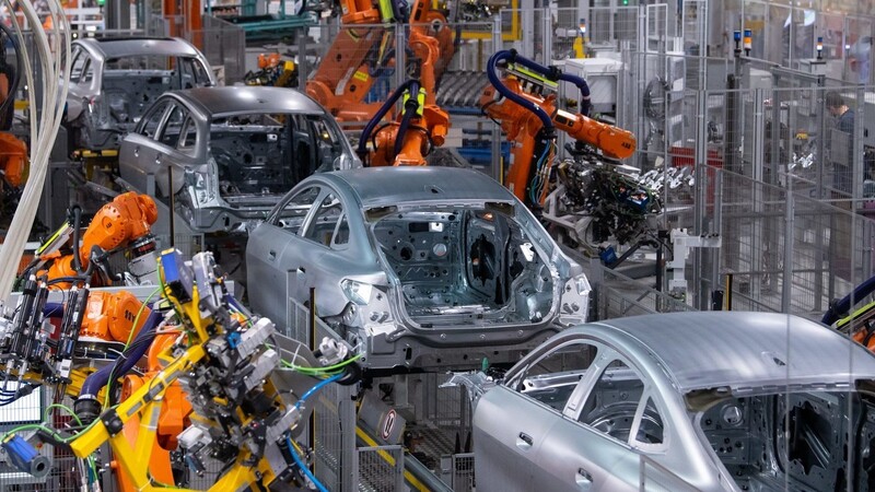 Drei Monate nach dem Elektro-SUV BMW iX hat der Autobauer jetzt auch die Serienproduktion des vollelektrischen BMW i4 gestartet.