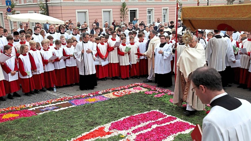 Dieses Jahr müssen die Gläubigen an Fronleichnam auf die Prozession durch die Altstadt, vorbei an Altären und geschmückten Blumenteppichen, verzichten.