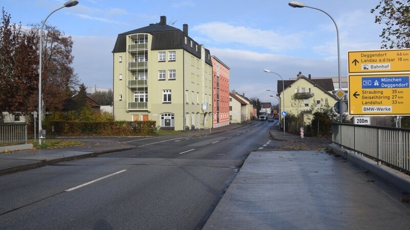 Ein eher seltenes Bild: Oft reiht sich in der Bahnhofstraße Fahrzeug an Fahrzeug. Ein Nadelör, das im nächsten Jahr für circa zwei Wochen gesperrt wird.