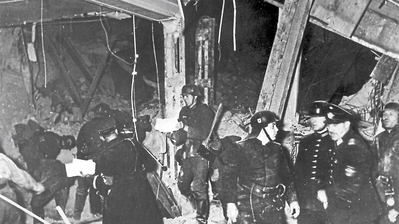 Aufräumarbeiten im Bürgerbräukeller: Die Bombe von Georg Elser ging 13 Minuten zu spät hoch.