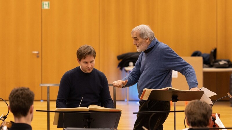 Helmut Lachenmann bei einer Probe mit Clemens Schuldt, dem Chefdirigenten des MKO