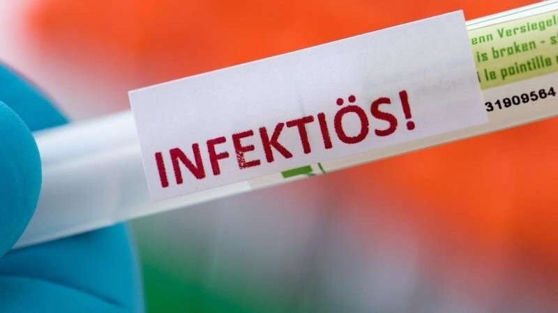 Die Zahl der gemeldeten Corona-Infektionen lässt die Inzidenz im Landkreis Landshut über die Marke von 1.000 klettern. (Symbolfoto)