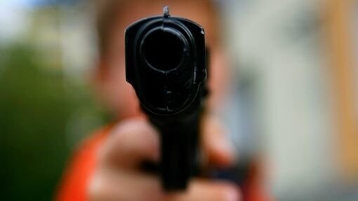 Ein Deggendorfer hat am Donnerstag auf seinem Balkon mit einer Softairwaffe auf Flaschen geschossen. (Symbolbild)