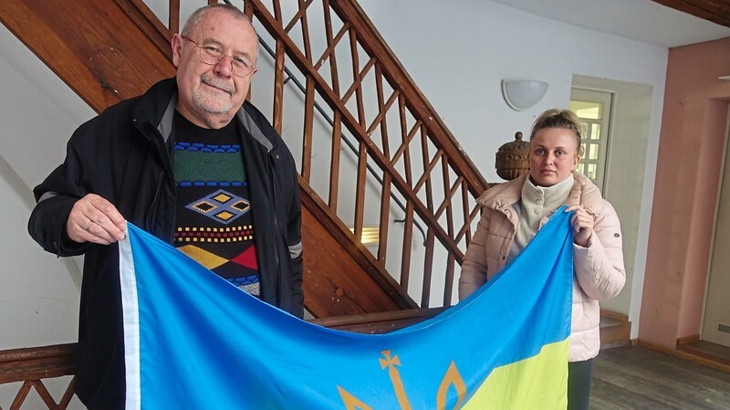Svitlana Shubert und Franz Prokosch zeigen Flagge für die Ukraine und organisieren Demos und Spendenaktionen.