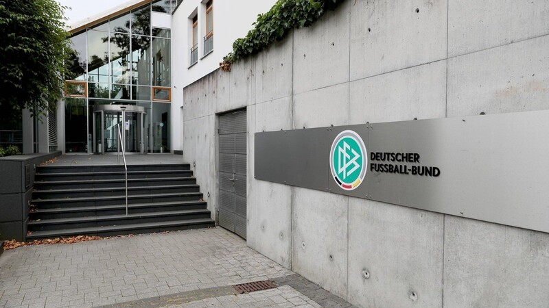 Die DFB-Geschäftsräume in Frankfurt am Main wurden wegen Verdachts der Steuerhinterziehung von der Staatsanwalt Frankfurt am Main durchsucht.